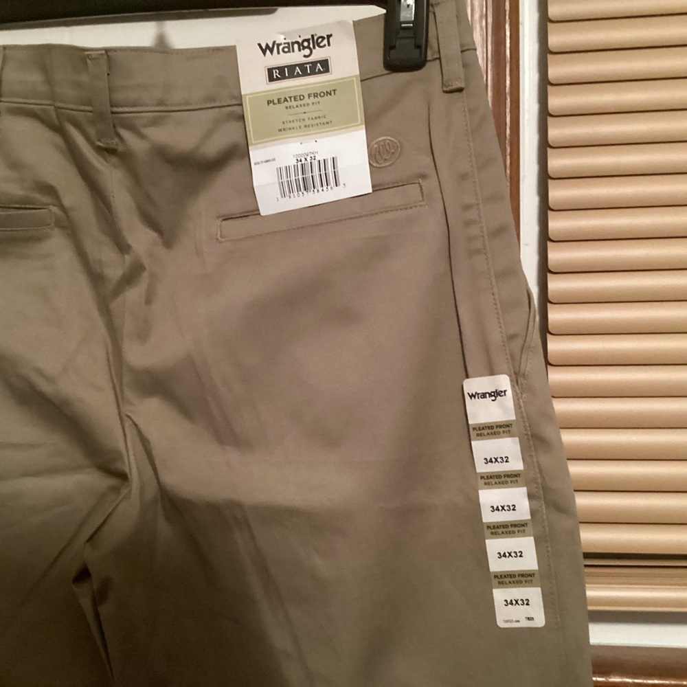 WRANGLER SIZE  (34/32 ) PLEATED KHAKI PANTS.
